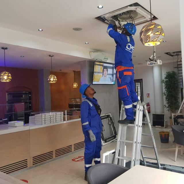 Techniciens CMS posant des cassettes de climatisation en restaurant