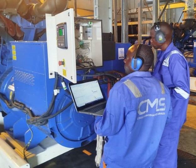 Techniciens CMS supervisant un groupe électrogène avec un outil de monitoring