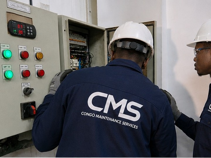 Techniciens CMS installant une climatisation en cassette