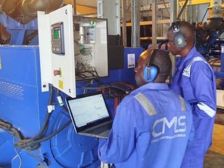 Techniciens CMS supervisant un groupe électrogène